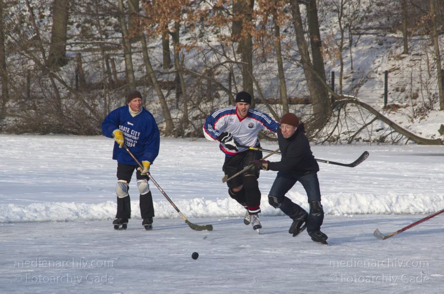 Berlin. Wedding. Zugefrorener Plötzensee. Winter
26. 1. 2013. Berlin. Mitte. Wedding. Zugefrorener Plötzensee. Winter. Eis. Schnee. Schlittschuhlaufen. Eishockey. Wintersport
Schlüsselwörter: Berlin;Deutschland;Eis;Eishockey;Germany;Plötzensee;Schlittschuhlaufen;Schnee;Wedding;2013;Wintersport