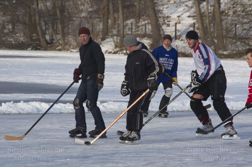 Berlin. Wedding. Zugefrorener Plötzensee. Winter
26. 1. 2013. Berlin. Mitte. Wedding. Zugefrorener Plötzensee. Winter. Eis. Schnee. Schlittschuhlaufen. Eishockey. Wintersport
Schlüsselwörter: Berlin;Deutschland;Eis;Eishockey;Germany;Plötzensee;Schlittschuhlaufen;Schnee;Wedding;2013;Wintersport