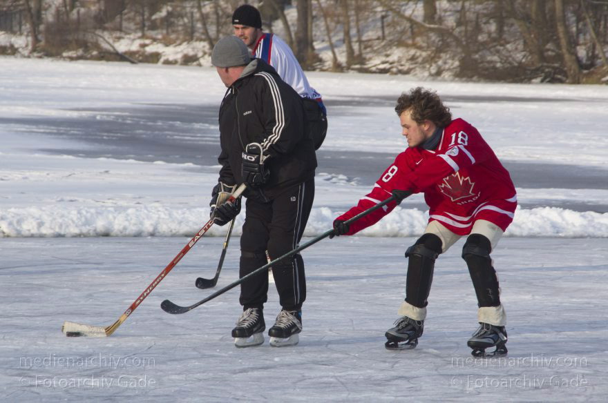 Berlin. Wedding. Zugefrorener Plötzensee. Winter
26. 1. 2013. Berlin. Mitte. Wedding. Zugefrorener Plötzensee. Winter. Eis. Schnee. Schlittschuhlaufen. Eishockey. Wintersport
Schlüsselwörter: Berlin;Deutschland;Eis;Eishockey;Germany;Plötzensee;Schlittschuhlaufen;Schnee;Wedding;2013;Wintersport