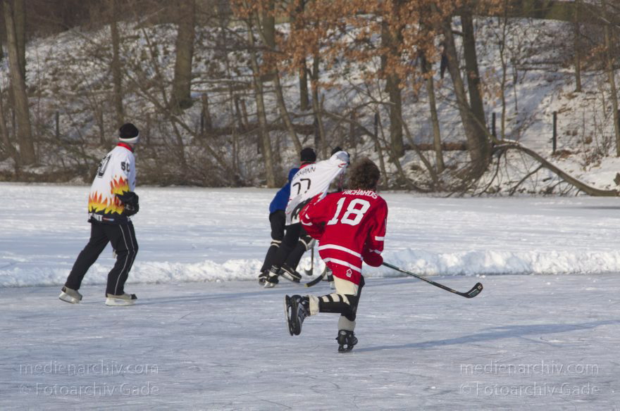 Berlin. Wedding. Zugefrorener Plötzensee. Winter
26. 1. 2013. Berlin. Mitte. Wedding. Zugefrorener Plötzensee. Winter. Eis. Schnee. Schlittschuhlaufen. Eishockey. Wintersport
Schlüsselwörter: Berlin;Deutschland;Eis;Eishockey;Germany;Plötzensee;Schlittschuhlaufen;Schnee;Wedding;2013;Wintersport