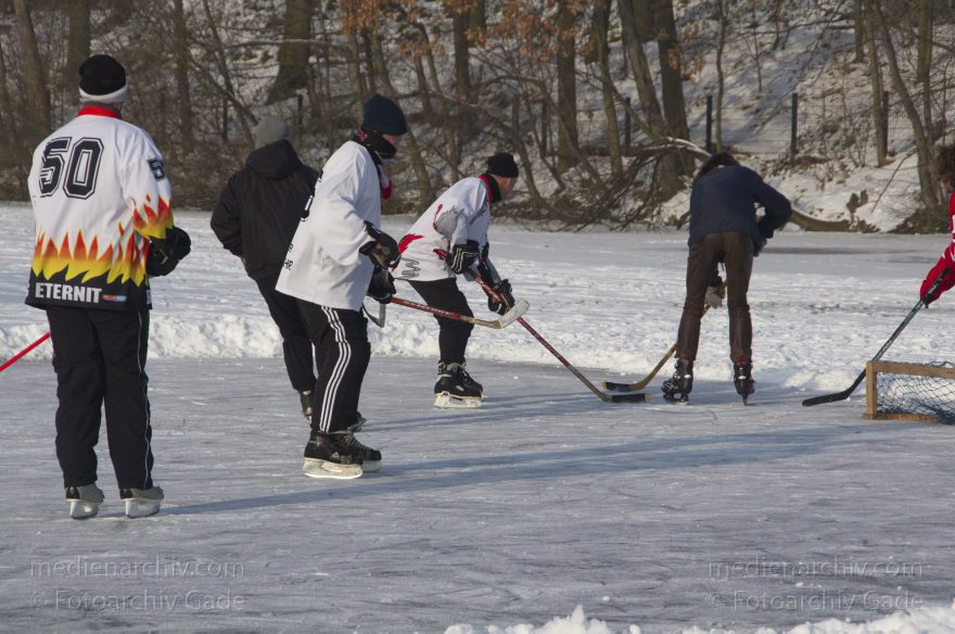 Berlin. Wedding. Zugefrorener Plötzensee. Winter
26. 1. 2013. Berlin. Mitte. Wedding. Zugefrorener Plötzensee. Winter. Eis. Schnee. Schlittschuhlaufen. Eishockey. Wintersport
Schlüsselwörter: Berlin;Deutschland;Eis;Eishockey;Germany;Plötzensee;Schlittschuhlaufen;Schnee;Wedding;2013;Wintersport