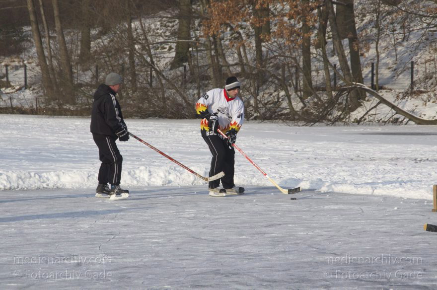 Berlin. Wedding. Zugefrorener Plötzensee. Winter
26. 1. 2013. Berlin. Mitte. Wedding. Zugefrorener Plötzensee. Winter. Eis. Schnee. Schlittschuhlaufen. Eishockey. Wintersport
Schlüsselwörter: Berlin;Deutschland;Eis;Eishockey;Germany;Plötzensee;Schlittschuhlaufen;Schnee;Wedding;2013;Wintersport