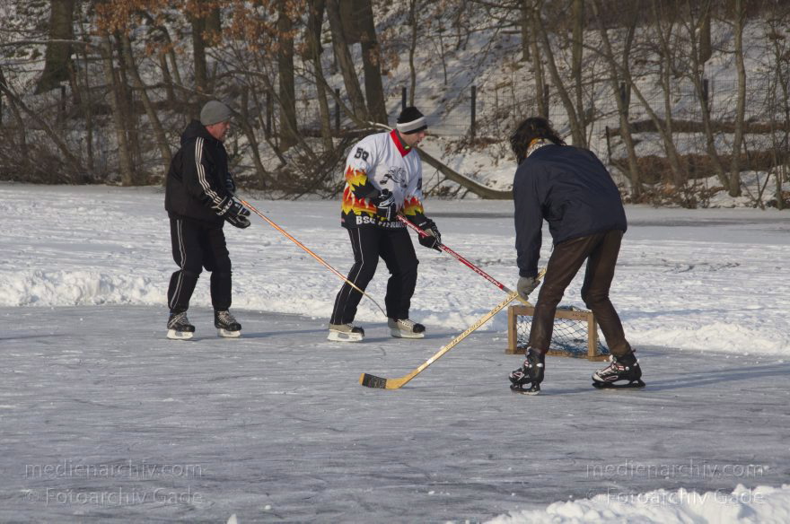Berlin. Wedding. Zugefrorener Plötzensee. Winter
26. 1. 2013. Berlin. Mitte. Wedding. Zugefrorener Plötzensee. Winter. Eis. Schnee. Schlittschuhlaufen. Eishockey. Wintersport
Schlüsselwörter: Berlin;Deutschland;Eis;Eishockey;Germany;Plötzensee;Schlittschuhlaufen;Schnee;Wedding;2013;Wintersport