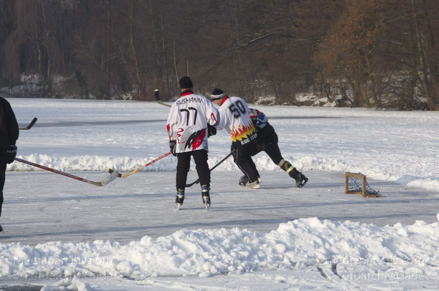 Berlin. Wedding. Zugefrorener Plötzensee. Winter
26. 1. 2013. Berlin. Mitte. Wedding. Zugefrorener Plötzensee. Winter. Eis. Schnee. Schlittschuhlaufen. Eishockey. Wintersport
Schlüsselwörter: Berlin;Deutschland;Eis;Eishockey;Germany;Plötzensee;Schlittschuhlaufen;Schnee;Wedding;2013;Wintersport