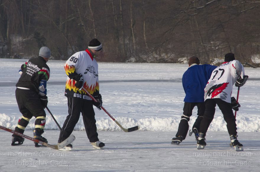 Berlin. Wedding. Zugefrorener Plötzensee. Winter
26. 1. 2013. Berlin. Mitte. Wedding. Zugefrorener Plötzensee. Winter. Eis. Schnee. Schlittschuhlaufen. Eishockey. Wintersport
Schlüsselwörter: Berlin;Deutschland;Eis;Eishockey;Germany;Plötzensee;Schlittschuhlaufen;Schnee;Wedding;2013;Wintersport