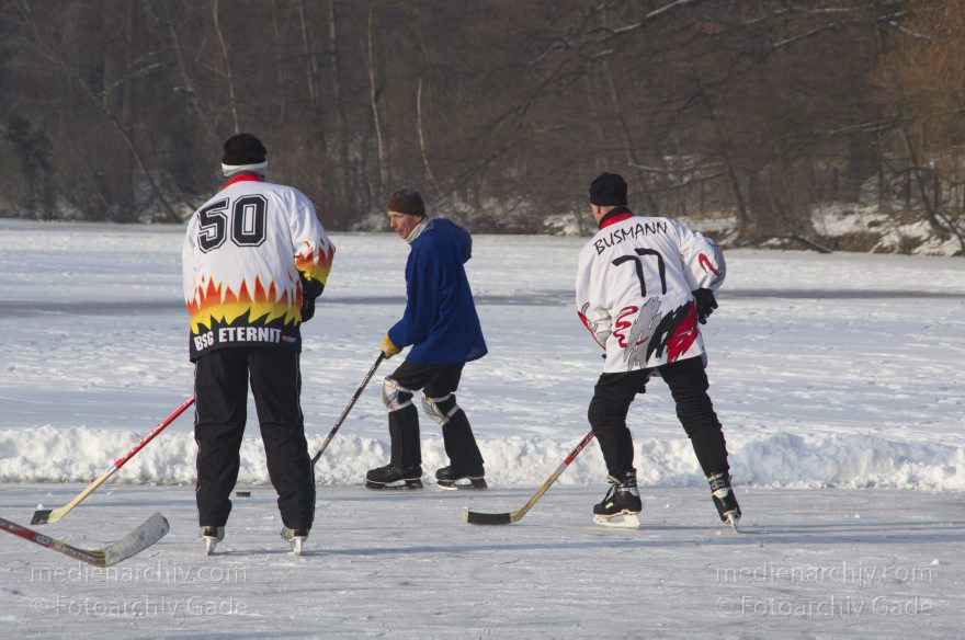 Berlin. Wedding. Zugefrorener Plötzensee. Winter
26. 1. 2013. Berlin. Mitte. Wedding. Zugefrorener Plötzensee. Winter. Eis. Schnee. Schlittschuhlaufen. Eishockey. Wintersport
Schlüsselwörter: Berlin;Deutschland;Eis;Eishockey;Germany;Plötzensee;Schlittschuhlaufen;Schnee;Wedding;2013;Wintersport
