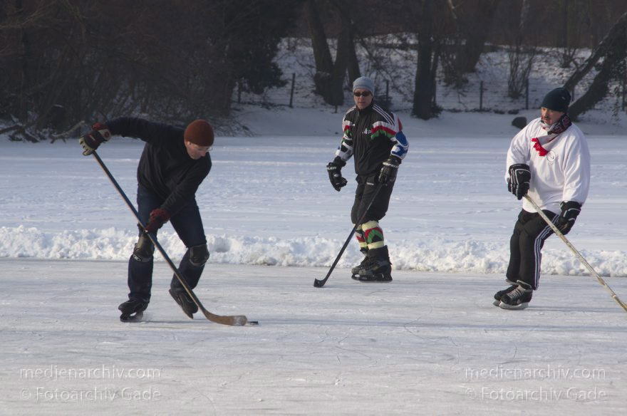 Berlin. Wedding. Zugefrorener Plötzensee. Winter
26. 1. 2013. Berlin. Mitte. Wedding. Zugefrorener Plötzensee. Winter. Eis. Schnee. Schlittschuhlaufen. Eishockey. Wintersport
Schlüsselwörter: Berlin;Deutschland;Eis;Eishockey;Germany;Plötzensee;Schlittschuhlaufen;Schnee;Wedding;2013;Wintersport