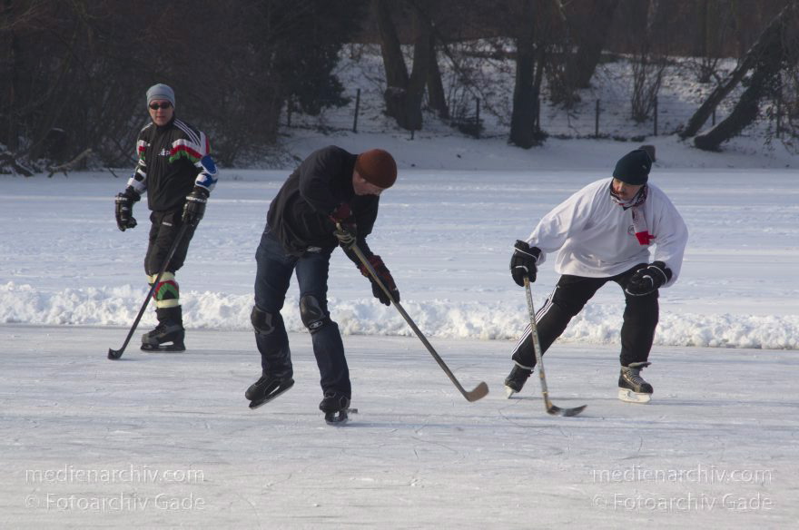 Berlin. Wedding. Zugefrorener Plötzensee. Winter
26. 1. 2013. Berlin. Mitte. Wedding. Zugefrorener Plötzensee. Winter. Eis. Schnee. Schlittschuhlaufen. Eishockey. Wintersport
Schlüsselwörter: Berlin;Deutschland;Eis;Eishockey;Germany;Plötzensee;Schlittschuhlaufen;Schnee;Wedding;2013;Wintersport