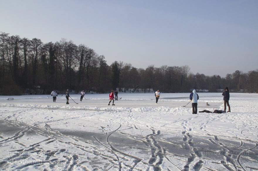 Berlin. Wedding. Zugefrorener Plötzensee. Winter
26. 1. 2013. Berlin. Mitte. Wedding. Zugefrorener Plötzensee. Winter. Eis. Schnee. Schlittschuhlaufen. Eishockey. Wintersport
Schlüsselwörter: Berlin;Deutschland;Eis;Eishockey;Germany;Plötzensee;Schlittschuhlaufen;Schnee;Wedding;2013;Wintersport