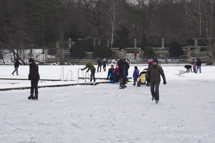Berlin. Zugefrorener Plötzensee. Schlittschuhlaufen
27. 1. 2013. Berlin. Mitte. Wedding. Zugefrorener Plötzensee. Winter. Eis. Schnee. Schlittschuhlaufen.
Schlüsselwörter: Berlin;Deutschland;Eis;Germany;Plötzensee;Schlittschuhlaufen;Schnee;2013;Wedding