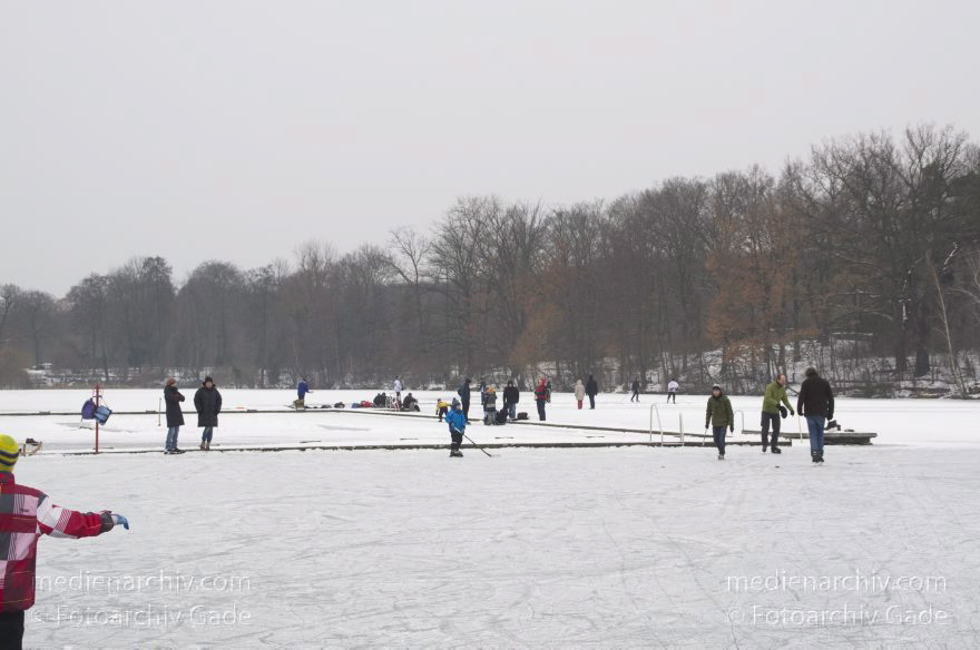 Berlin. Zugefrorener Plötzensee. Schlittschuhlaufen
27. 1. 2013. Berlin. Mitte. Wedding. Zugefrorener Plötzensee. Winter. Eis. Schnee. Schlittschuhlaufen.
Schlüsselwörter: Berlin;Deutschland;Eis;Germany;Plötzensee;Schlittschuhlaufen;Schnee;2013;Wedding