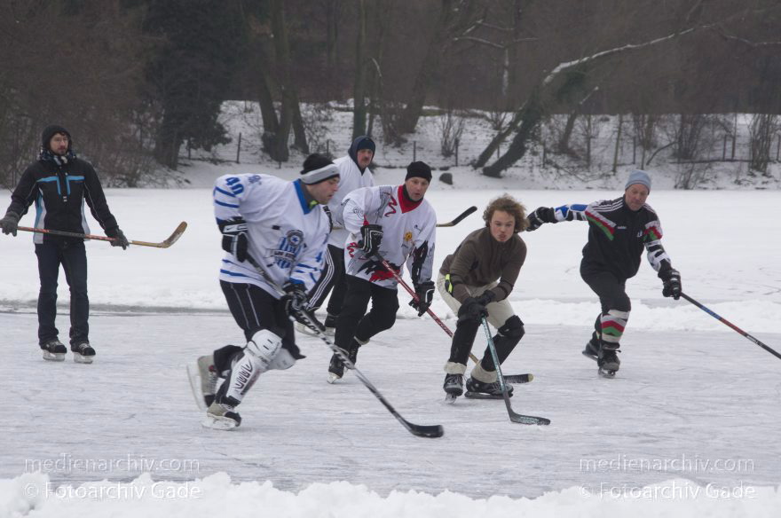 Berlin. Zugefrorener Plötzensee. Schlittschuhlaufen Eishockey
27. 1. 2013. Berlin. Mitte. Wedding. Zugefrorener Plötzensee. Winter. Eis. Schnee. Schlittschuhlaufen. Eishockey. Wintersport
Schlüsselwörter: Berlin;Deutschland;Eis;Eishockey;Germany;Plötzensee;Schlittschuhlaufen;Schnee;Wedding;2013;Wintersport