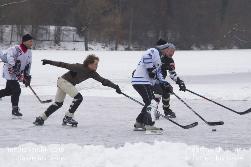 Berlin. Zugefrorener Plötzensee. Schlittschuhlaufen Eishockey
27. 1. 2013. Berlin. Mitte. Wedding. Zugefrorener Plötzensee. Winter. Eis. Schnee. Schlittschuhlaufen. Eishockey. Wintersport
Schlüsselwörter: Berlin;Deutschland;Eis;Eishockey;Germany;Plötzensee;Schlittschuhlaufen;Schnee;Wedding;2013;Wintersport