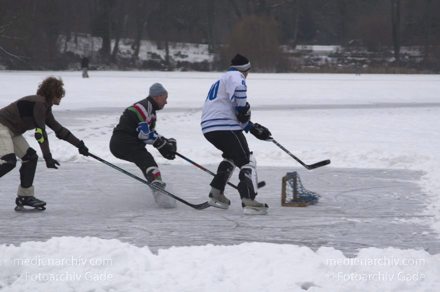 Berlin. Zugefrorener Plötzensee. Schlittschuhlaufen Eishockey
27. 1. 2013. Berlin. Mitte. Wedding. Zugefrorener Plötzensee. Winter. Eis. Schnee. Schlittschuhlaufen. Eishockey. Wintersport
Schlüsselwörter: Berlin;Deutschland;Eis;Eishockey;Germany;Plötzensee;Schlittschuhlaufen;Schnee;Wedding;2013;Wintersport