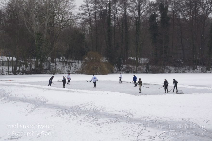 Berlin. Zugefrorener Plötzensee. Schlittschuhlaufen Eishockey
27. 1. 2013. Berlin. Mitte. Wedding. Zugefrorener Plötzensee. Winter. Eis. Schnee. Schlittschuhlaufen. Eishockey. Wintersport
Schlüsselwörter: Berlin;Deutschland;Eis;Eishockey;Germany;Plötzensee;Schlittschuhlaufen;Schnee;Wedding;2013;Wintersport