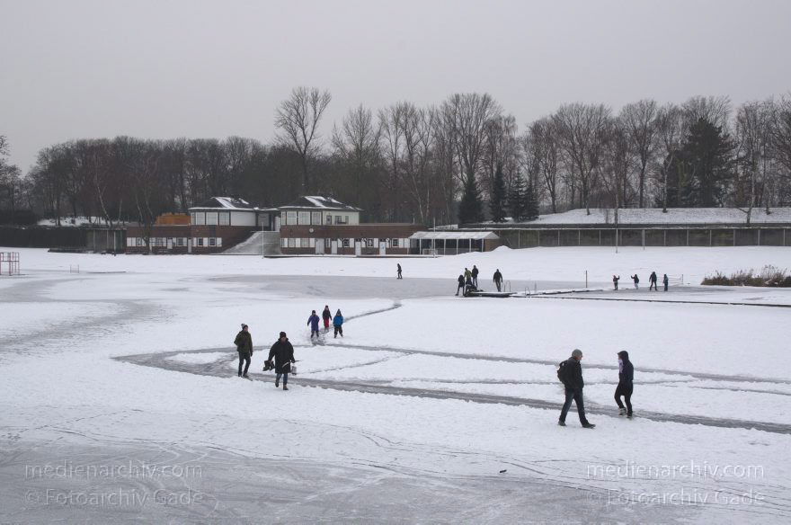 Berlin. Zugefrorener Plötzensee. Schlittschuhlaufen
27. 1. 2013. Berlin. Mitte. Wedding. Zugefrorener Plötzensee. Winter. Eis. Schnee. Schlittschuhlaufen.
Schlüsselwörter: Berlin;Deutschland;Eis;Germany;Plötzensee;Schlittschuhlaufen;Schnee;2013;Wedding
