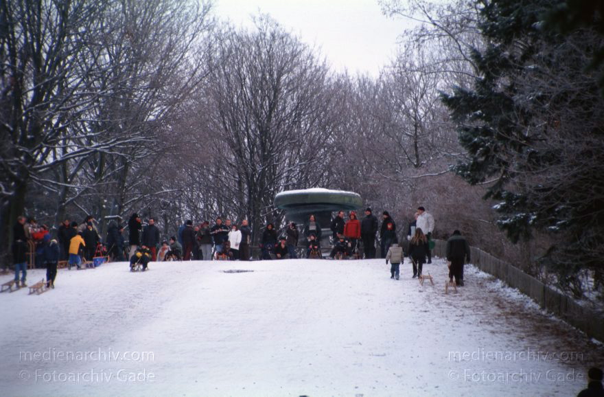 Berlin. Park Rehberge. Winter. Schlittenfahren auf der Ski- und Rodelschanze.
Januar 2003. Berlin. Wedding. Park Rehberge. Winter. Schlittenfahren auf der Ski- und Rodelschanze.
Schlüsselwörter: Berlin;Deutschland;Eis;Germany;Piste;Rathenaubrunnen;Rehberge;rodeln;Schlitten;Schnee;Wedding;1993;Winter