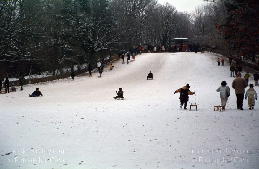 Berlin. Park Rehberge. Winter. Schlittenfahren auf der Ski- und Rodelschanze.
Januar 2003. Berlin. Wedding. Park Rehberge. Winter. Schlittenfahren auf der Ski- und Rodelschanze.
Schlüsselwörter: Berlin;Deutschland;Eis;Germany;Piste;Rehberge;rodeln;Schlitten;Schnee;Wedding;1993;Winter