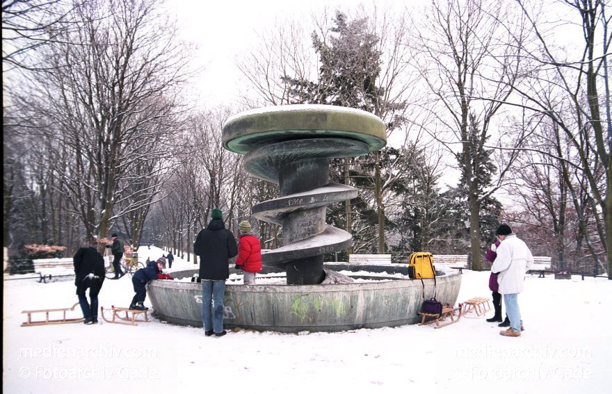 Berlin. Park Rehberge. Winter.
Januar 2003. Berlin. Wedding. Park Rehberge. Winter.
Schlüsselwörter: Berlin;Deutschland;Germany;Mitte;Park;Rathenaubrunnen;Rehberge;Schnee;Wedding;2003;Winter