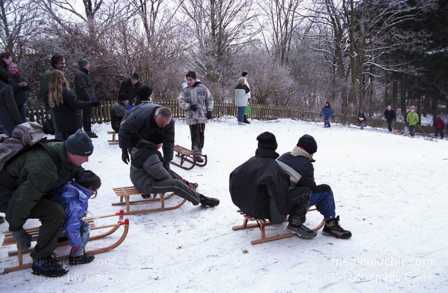 Berlin. Park Rehberge. Winter. Die Berliner nutzen das Wetter zum Schlittenfahren.
Januar 2003. Berlin. Wedding. Park Rehberge. Winter. Die Berliner nutzen das Wetter zum Schlittenfahren.
Schlüsselwörter: Berlin;Deutschland;Germany;Mitte;Park;Rehberge;rodeln;Schlitten;Schnee;Wedding;2003;Winter