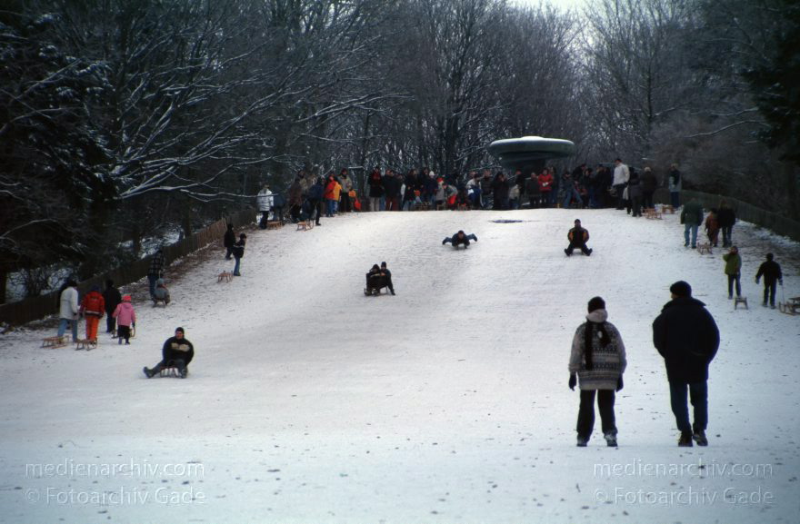 Berlin. Park Rehberge. Winter. Schlittenfahren auf der Ski- und Rodelschanze.
Januar 2003. Berlin. Wedding. Park Rehberge. Winter. Schlittenfahren auf der Ski- und Rodelschanze.
Schlüsselwörter: Berlin;Deutschland;Eis;Germany;Piste;Rehberge;rodeln;Schlitten;Schnee;Wedding;1993;Winter