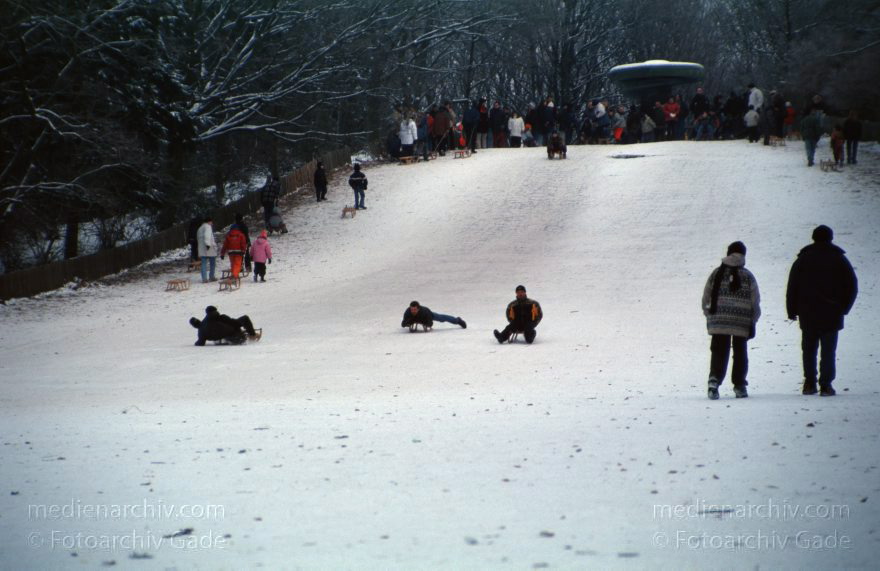 Berlin. Park Rehberge. Winter. Schlittenfahren auf der Ski- und Rodelschanze.
Januar 2003. Berlin. Wedding. Park Rehberge. Winter. Schlittenfahren auf der Ski- und Rodelschanze.
Schlüsselwörter: Berlin;Deutschland;Eis;Germany;Piste;Rehberge;rodeln;Schlitten;Schnee;Wedding;1993;Winter