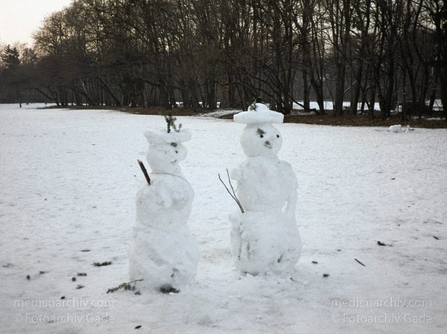 Berlin. Wedding Mitte. Winter. Der Park Rehberge ist verschneit. Schnee. Schneemann
Februar 2003. Berlin. Wedding. Mitte. Winter. Der Park Rehberge ist verschneit. Schnee. Schneemann
Schlüsselwörter: Berlin;Deutschland;Eis;Germany;Mitte;Park;Rehberge;Schnee;Schneemann;Wedding;2003;Winter