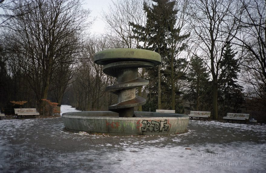 Berlin. Wedding Mitte. Winter. Der Park Rehberge ist verschneit. Schnee.
Februar 2003. Berlin. Wedding. Mitte. Winter. Der Park Rehberge ist verschneit. Schnee.
Schlüsselwörter: Berlin;Deutschland;Germany;Mitte;Rathenaubrunnen;Rehberge;Schnee;Wedding;2003;Winter