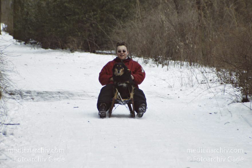 Berlin. Park Rehberge. Winter. Schnee. Rodelbahn. Schlittenfahren. Frau mit Hund auf einem Schlitten.
5. 3. 2005. Berlin. Mitte. Wedding. Park Rehberge. Winter. Schnee. Rodelbahn. Schlittenfahren. Frau mit Hund auf einem Schlitten.
Schlüsselwörter: Berlin;Deutschland;Germany;Mitte;Park;Rehberge;rodeln;Schlitten;Schnee;Wedding;2005;Winter