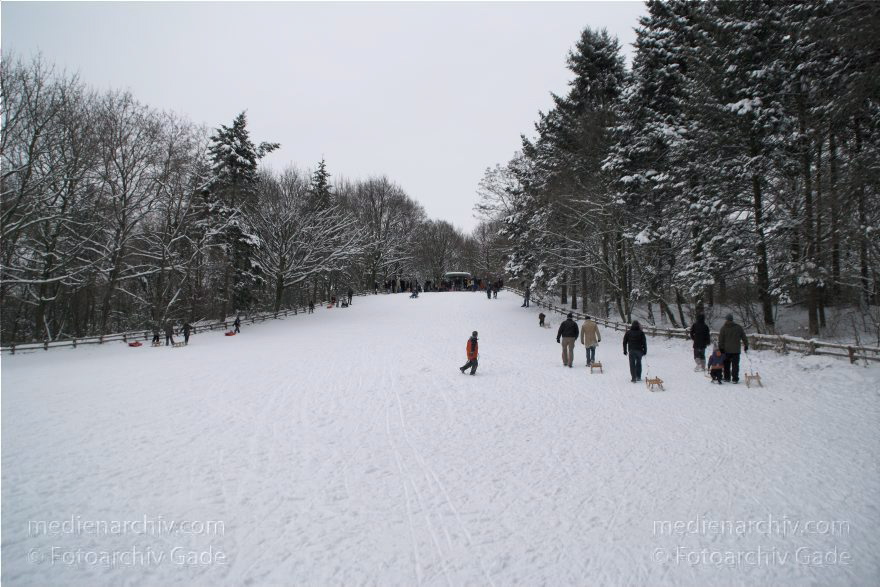 Berlin. Park Rehberge. Es liegt viel Schnee. Winter. Rodeln. Schlittenfahren.
1. 1. 2010. Berlin. Mitte. Wedding. Park Rehberge. Es liegt viel Schnee. Winter. Rodeln. Schlittenfahren.
Schlüsselwörter: Berlin;Deutschland;Germany;Mitte;Rehberge;Rodelbahn;rodeln;Schlitten;Schnee;Wedding;Winter;2010;Wintersport