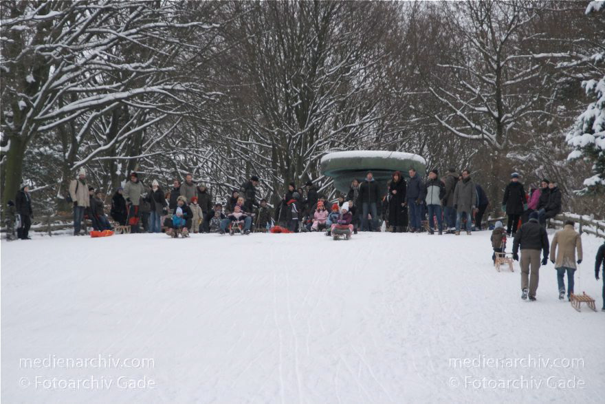 Berlin. Park Rehberge. Es liegt viel Schnee. Winter. Rodeln. Schlittenfahren.
1. 1. 2010. Berlin. Mitte. Wedding. Park Rehberge. Es liegt viel Schnee. Winter. Rodeln. Schlittenfahren.
Schlüsselwörter: Berlin;Deutschland;Germany;Mitte;Rathenaubrunnen;Rehberge;Rodelbahn;rodeln;Schlitten;Schnee;Wedding;Winter;2010;Wintersport