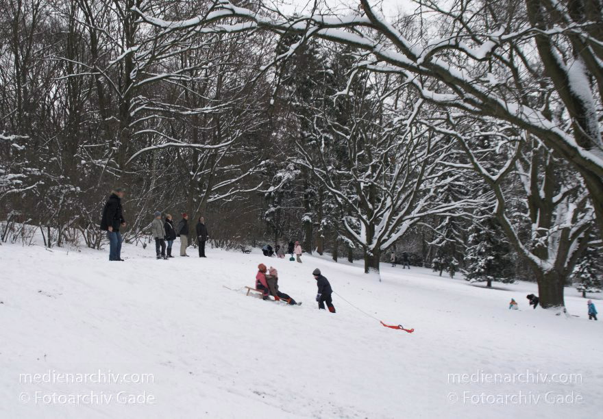 Berlin. Park Rehberge. Es liegt viel Schnee. Winter. Rodeln. Schlittenfahren.
1. 1. 2010. Berlin. Mitte. Wedding. Park Rehberge. Es liegt viel Schnee. Winter. Rodeln. Schlittenfahren.
Schlüsselwörter: Berlin;Deutschland;Germany;Mitte;Rehberge;Rodelbahn;rodeln;Schlitten;Schnee;Wedding;Winter;2010;Wintersport