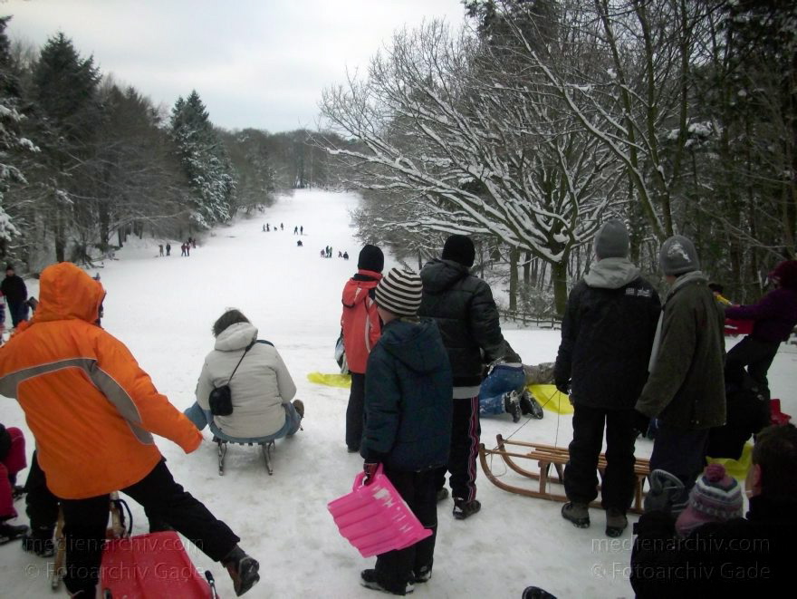 Berlin. Wedding. Verschneite Rodelbahn im Park Rehberge. Schnee. Rodeln. Schlittenfahren. Winter.
2. 1. 2010. Berlin. Mitte. Wedding. Verschneite Rodelbahn im Park Rehberge. Schnee. Rodeln. Schlittenfahren. Winter.
Schlüsselwörter: Berlin;Deutschland;Germany;Mitte;Rehberge;Rodelbahn;Schlitten;Schnee;Wedding;2010;Winter