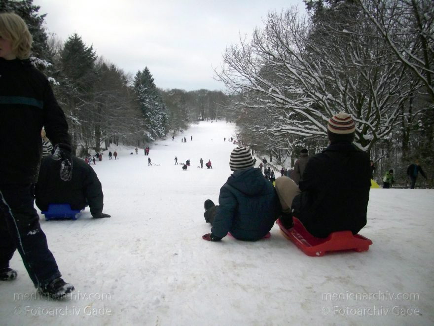 Berlin. Wedding. Verschneite Rodelbahn im Park Rehberge. Schnee. Rodeln. Schlittenfahren. Winter.
2. 1. 2010. Berlin. Mitte. Wedding. Verschneite Rodelbahn im Park Rehberge. Schnee. Rodeln. Schlittenfahren. Winter.
Schlüsselwörter: Berlin;Deutschland;Germany;Mitte;Rehberge;Rodelbahn;Schlitten;Schnee;Wedding;2010;Winter