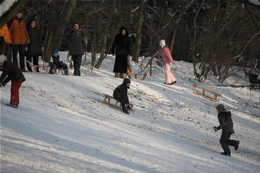 Berlin. Park Rehberge. Rodeln. Schlittenfahren. Schnee.
3. 1. 2010. Berlin. Mitte. Wedding. Park Rehberge. Rodeln. Schlittenfahren. Schnee.
Schlüsselwörter: Berlin;Deutschland;Germany;Mitte;Park;Rehberge;rodeln;Schlitten;Schnee;Wedding;2010;Winter