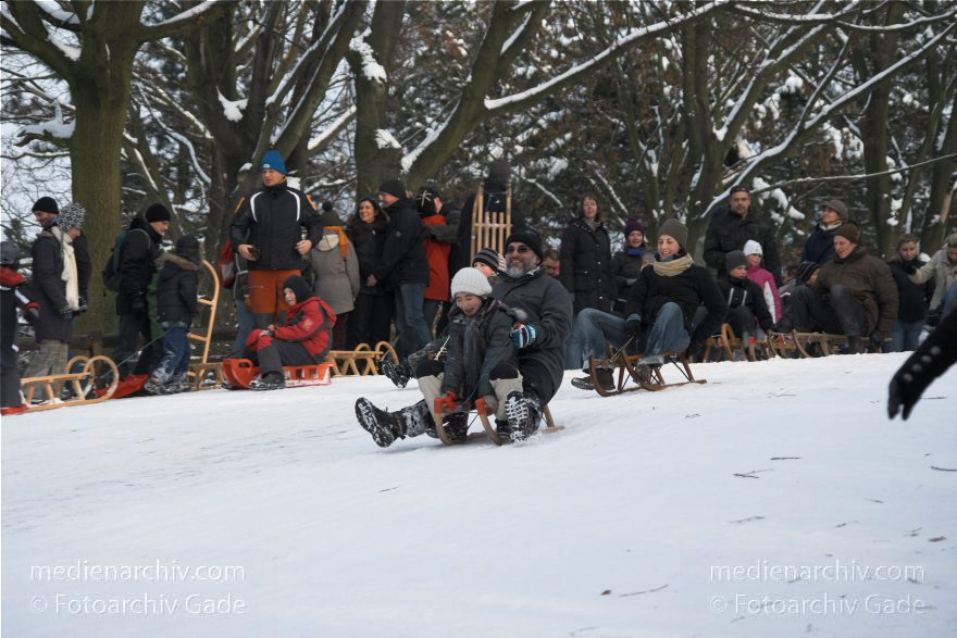 Berlin. Park Rehberge. Rodeln. Schlittenfahren. Schnee.
3. 1. 2010. Berlin. Mitte. Wedding. Park Rehberge. Rodeln. Schlittenfahren. Schnee.
Schlüsselwörter: Berlin;Deutschland;Germany;Mitte;Park;Rehberge;rodeln;Schlitten;Schnee;Wedding;2010;Winter