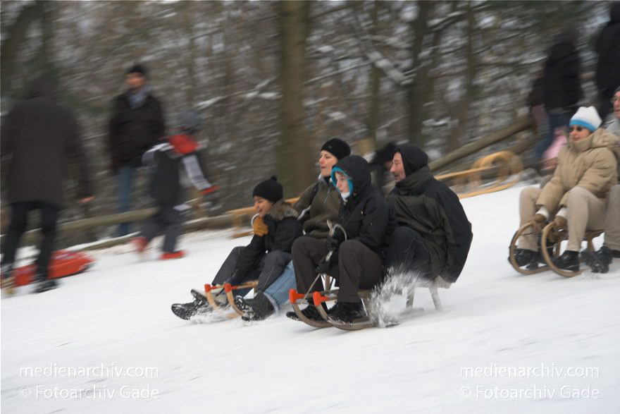 Berlin. Park Rehberge. Rodeln. Schlittenfahren. Schnee.
3. 1. 2010. Berlin. Mitte. Wedding. Park Rehberge. Rodeln. Schlittenfahren. Schnee.
Schlüsselwörter: Berlin;Deutschland;Germany;Mitte;Park;Rehberge;rodeln;Schlitten;Schnee;Wedding;2010;Winter