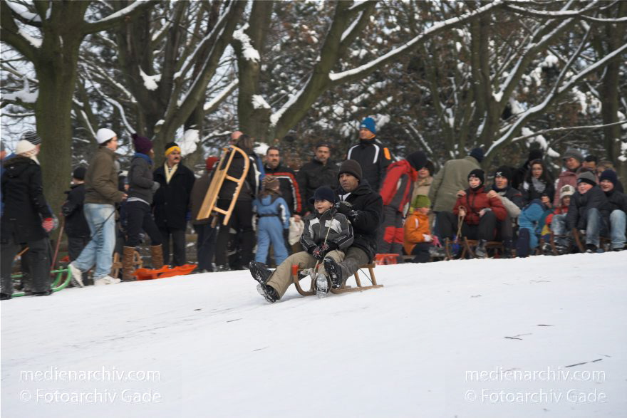 Berlin. Park Rehberge. Rodeln. Schlittenfahren. Schnee.
3. 1. 2010. Berlin. Mitte. Wedding. Park Rehberge. Rodeln. Schlittenfahren. Schnee.
Schlüsselwörter: Berlin;Deutschland;Germany;Mitte;Park;Rehberge;rodeln;Schlitten;Schnee;Wedding;2010;Winter