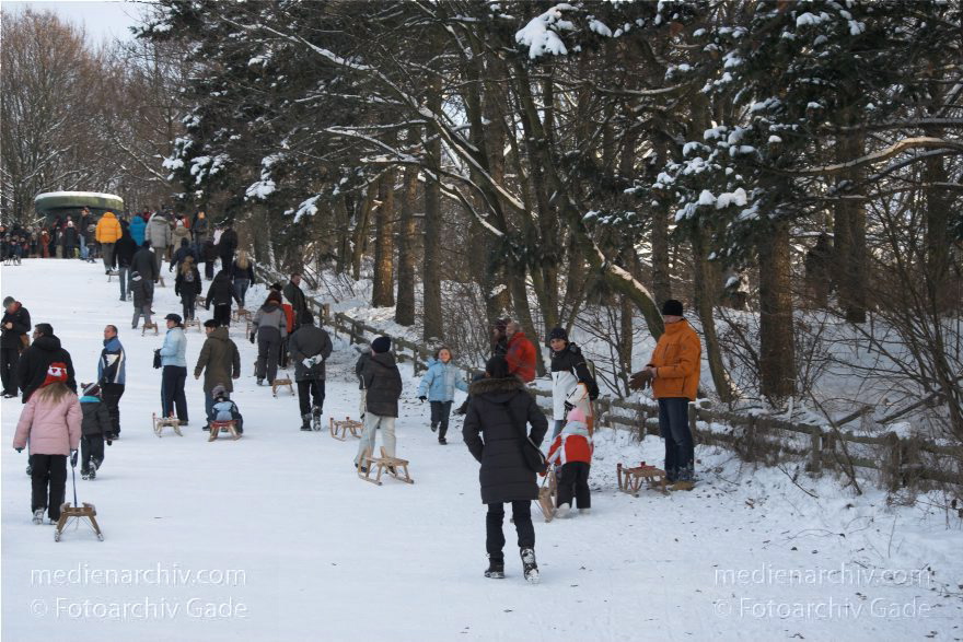 Berlin. Park Rehberge. Rodeln. Schlittenfahren. Schnee.
3. 1. 2010. Berlin. Mitte. Wedding. Park Rehberge. Rodeln. Schlittenfahren. Schnee.
Schlüsselwörter: Berlin;Deutschland;Germany;Mitte;Park;Rehberge;rodeln;Schlitten;Schnee;Wedding;2010;Winter