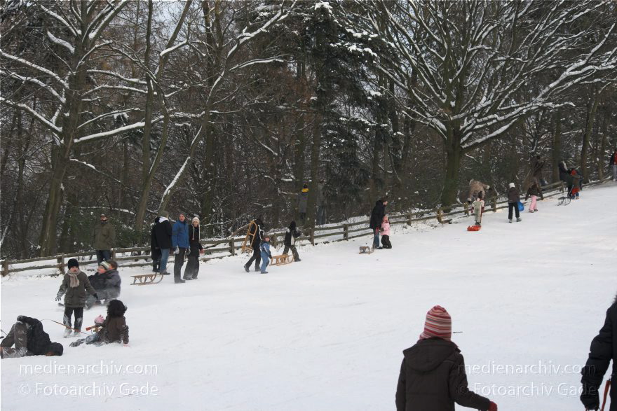 Berlin. Park Rehberge. Rodeln. Schlittenfahren. Schnee.
3. 1. 2010. Berlin. Mitte. Wedding. Park Rehberge. Rodeln. Schlittenfahren. Schnee.
Schlüsselwörter: Berlin;Deutschland;Germany;Mitte;Park;Rehberge;rodeln;Schlitten;Schnee;Wedding;2010;Winter