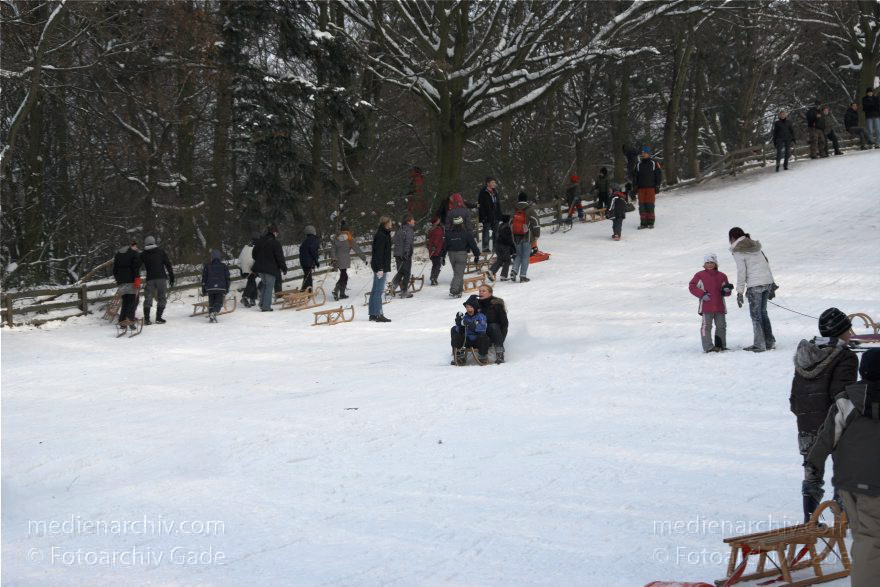Berlin. Park Rehberge. Rodeln. Schlittenfahren. Schnee.
3. 1. 2010. Berlin. Mitte. Wedding. Park Rehberge. Rodeln. Schlittenfahren. Schnee.
Schlüsselwörter: Berlin;Deutschland;Germany;Mitte;Park;Rehberge;rodeln;Schlitten;Schnee;Wedding;2010;Winter