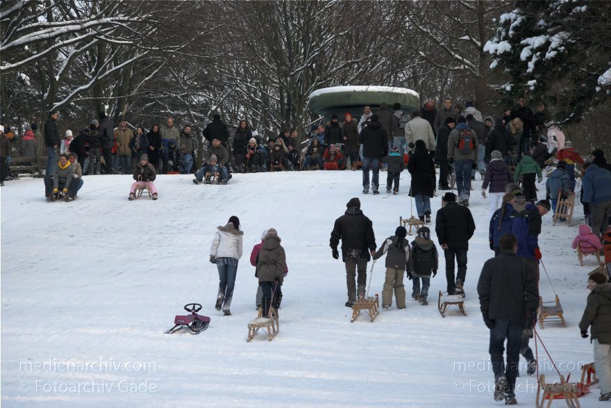 Berlin. Park Rehberge. Rodeln. Schlittenfahren. Schnee.
3. 1. 2010. Berlin. Mitte. Wedding. Park Rehberge. Rodeln. Schlittenfahren. Schnee.
Schlüsselwörter: Berlin;Deutschland;Germany;Mitte;Park;Rehberge;rodeln;Schlitten;Schnee;Wedding;2010;Winter
