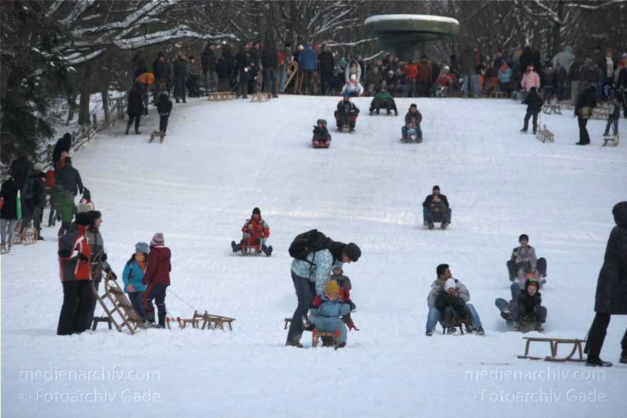 Berlin. Park Rehberge. Rodeln. Schlittenfahren. Schnee.
3. 1. 2010. Berlin. Mitte. Wedding. Park Rehberge. Rodeln. Schlittenfahren. Schnee.
Schlüsselwörter: Berlin;Deutschland;Germany;Mitte;Park;Rehberge;rodeln;Schlitten;Schnee;Wedding;2010;Winter