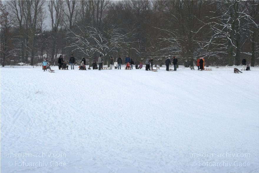 Berlin. Park Rehberge. Rodeln. Schlittenfahren. Schnee.
3. 1. 2010. Berlin. Mitte. Wedding. Park Rehberge. Rodeln. Schlittenfahren. Schnee.
Schlüsselwörter: Berlin;Deutschland;Germany;Mitte;Park;Rehberge;rodeln;Schlitten;Schnee;Wedding;2010;Winter