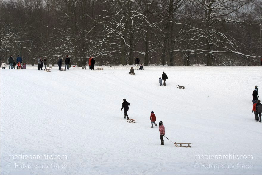 Berlin. Park Rehberge. Rodeln. Schlittenfahren. Schnee.
3. 1. 2010. Berlin. Mitte. Wedding. Park Rehberge. Rodeln. Schlittenfahren. Schnee.
Schlüsselwörter: Berlin;Deutschland;Germany;Mitte;Park;Rehberge;rodeln;Schlitten;Schnee;Wedding;2010;Winter