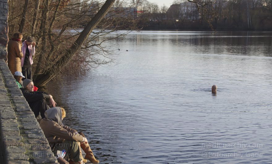 Berlin. Rehberge. Plötzensee. Schwimmen
7. 1. 2014. Berlin. Mitte. Wedding. Rehberge. Ein Mann schwimmt im Plötzensee.
Schlüsselwörter: Berlin;Germany;Plötzensee;Rehberge;schwimmen;Wedding;2014;Winter;Mitte