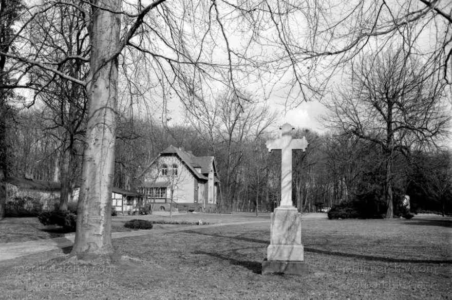 Berlin. Wedding. Rehberge. Firedhof. Kreuz
Mai 1993. Berlin. Mitte. Wedding. Rehberge. Firedhof. Kreuz
Schlüsselwörter: Berlin;Deutschland;Friedhof;Germany;Kreuz;Park;Rehberge;1993;Wedding