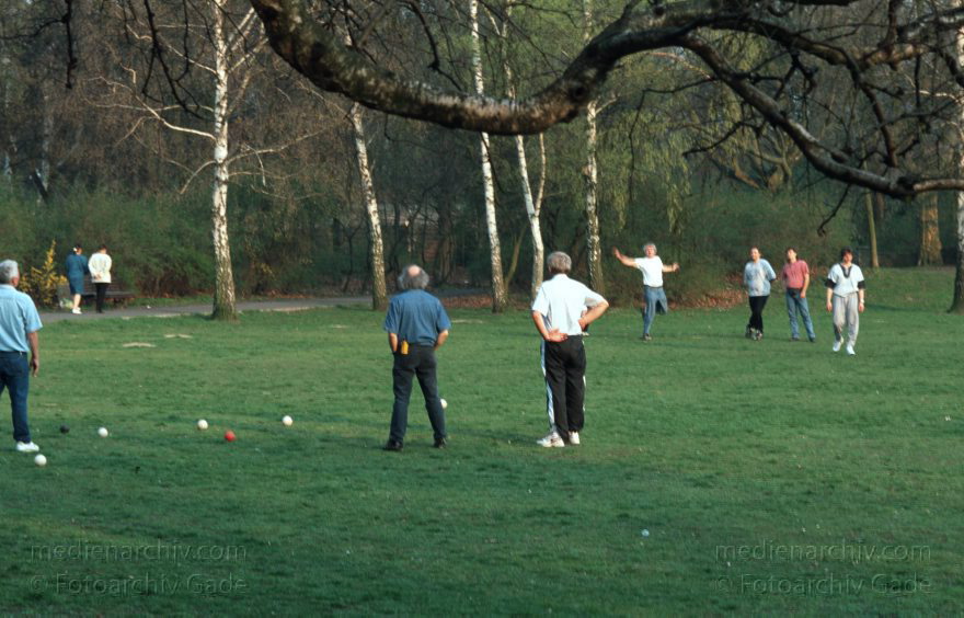 Berlin. Wedding. Rehberge. Boulespieler
1994. Berlin. Mitte. Wedding. Rehberge. Boulespieler
Schlüsselwörter: Berlin;Boule;Deutschland;Germany;Park;Rehberge;1999;Wedding