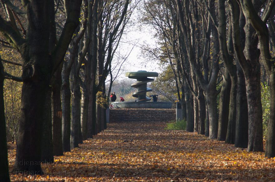 Berlin. Park Rehberge. Herbstlaub
12. 11. 2011. Berlin. Mitte. Wedding. Park Rehberge. Herbstlaub
Schlüsselwörter: Berlin;Deutschland;Germany;Herbst;Herbstlaub;Mitte;Park;Rathenaubrunnen;Rehberge;2011;Wedding
