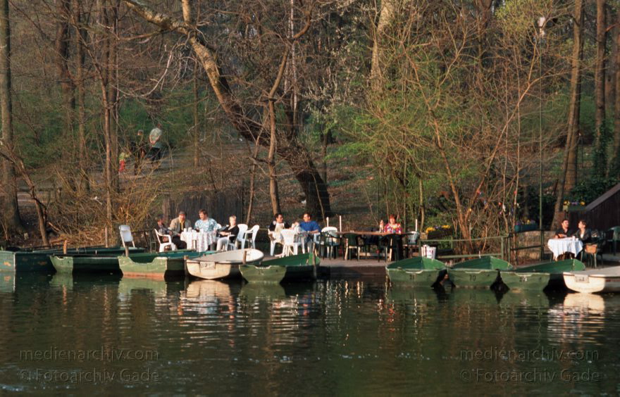 Berlin. Park Rehberge. Ruderboote auf dem Plötzensee
März 1999. Berlin. Wedding. Park Rehberge. Ruderboote auf dem Plötzensee
Schlüsselwörter: Berlin;Deutschland;Germany;Park;Plötzensee;Rehberge;1999;Wedding